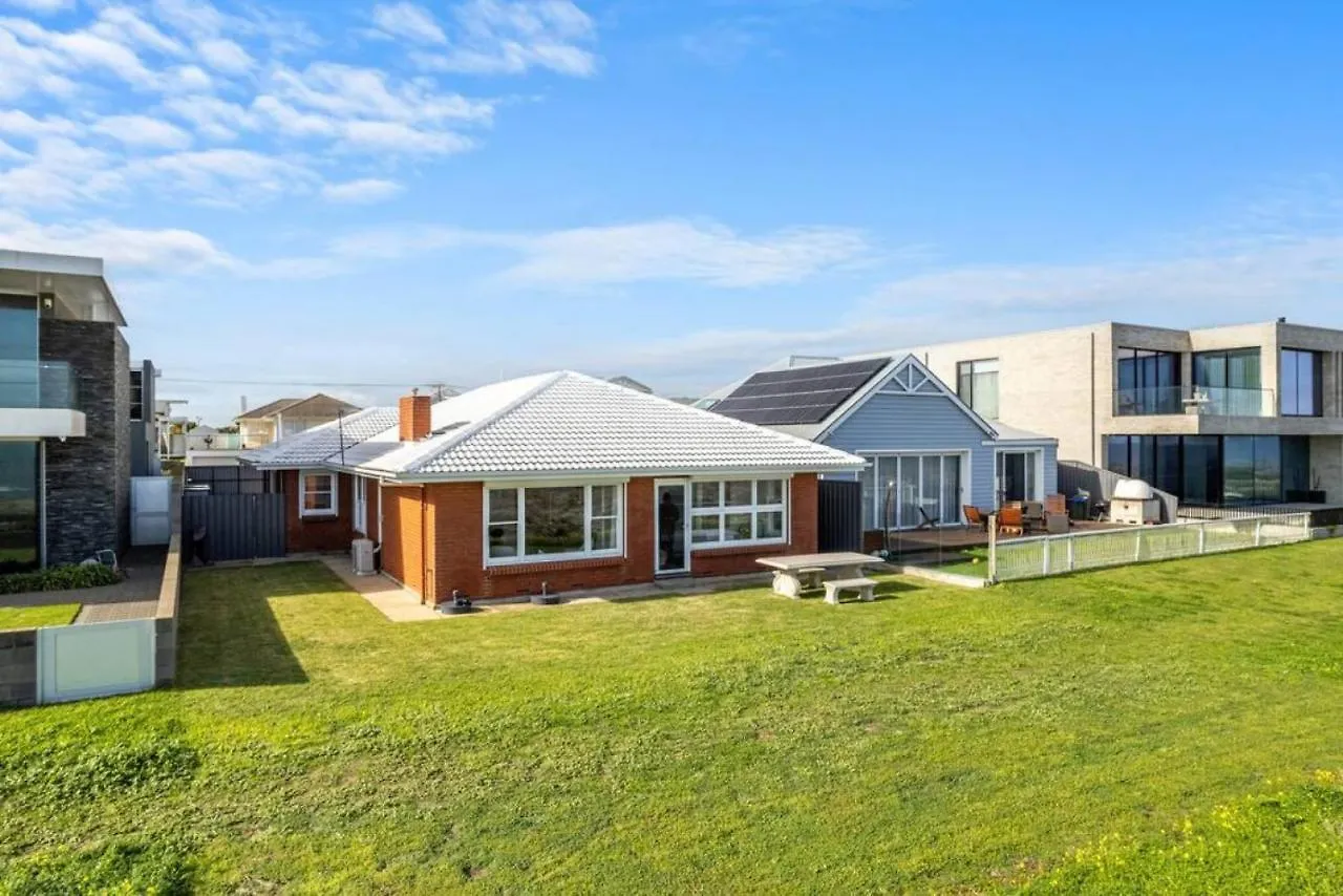 The Breeze At Tennyson Grange Holiday home